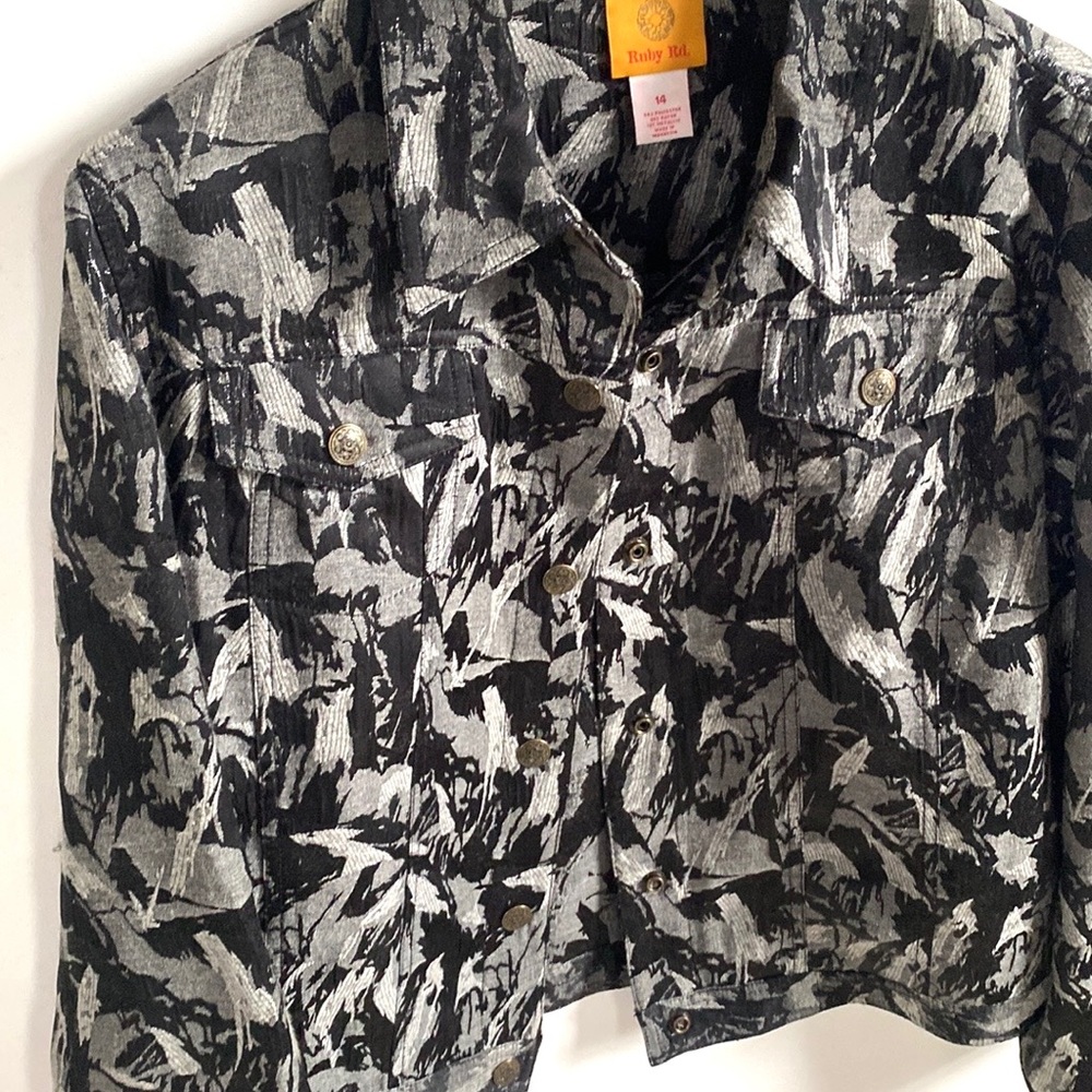 Ruby Rd. Graphic design printed black, white & gray long sleeve jacket, Size 14 - Picture 3 of 11